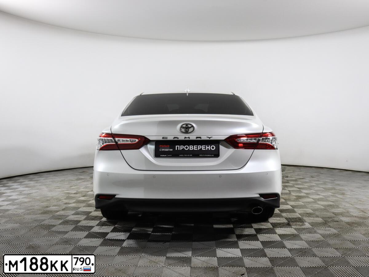 Фото автомобиля TOYOTA CAMRY, 2021 — госномер Е523ВС76. Цвет: БЕЛЫЙ ПЕРЛАМУТР