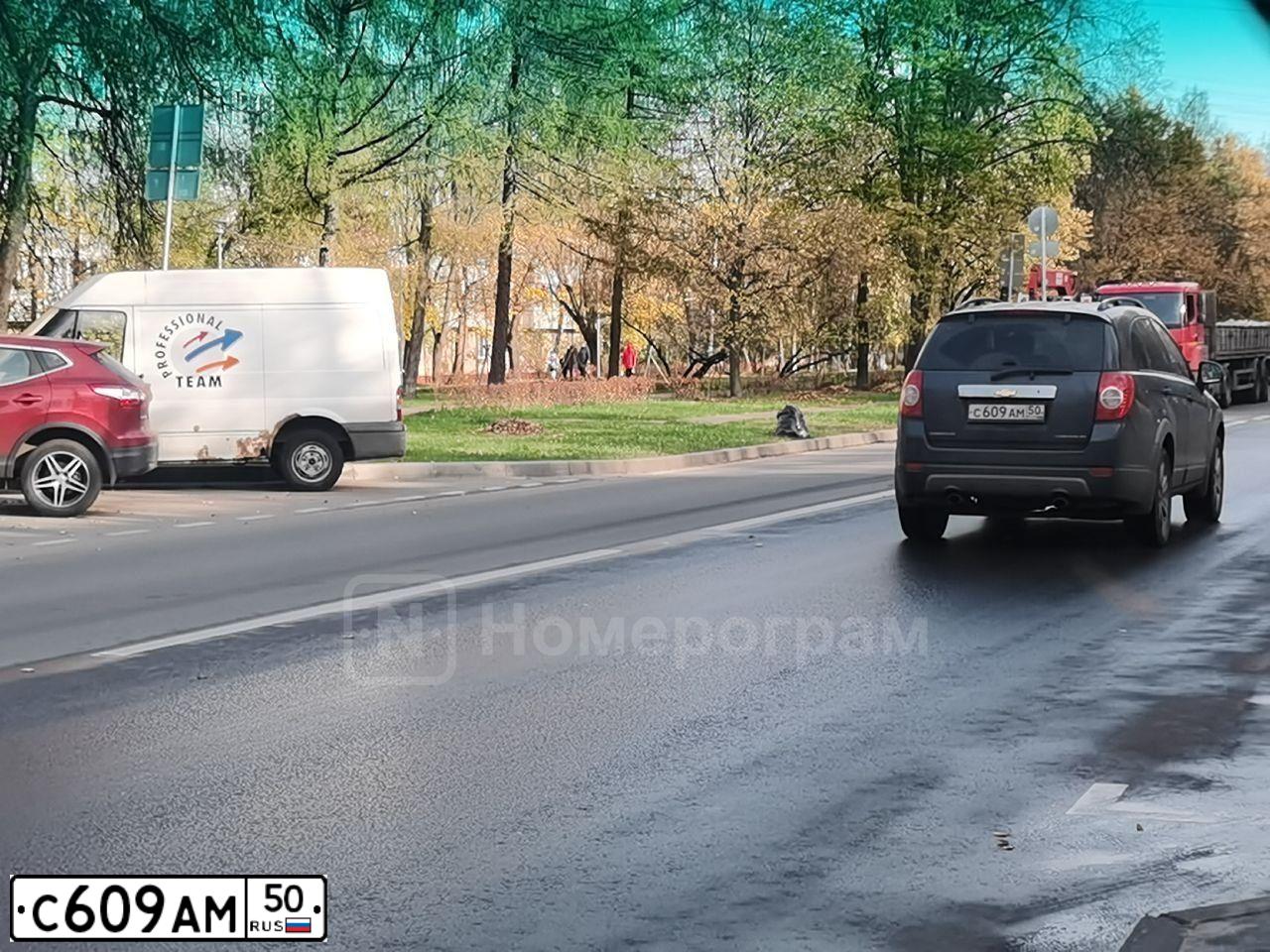 Фото автомобиля RENAULT LAGUNA, 2003 — госномер В749ЕТ37. Цвет: СЕРЫЙ