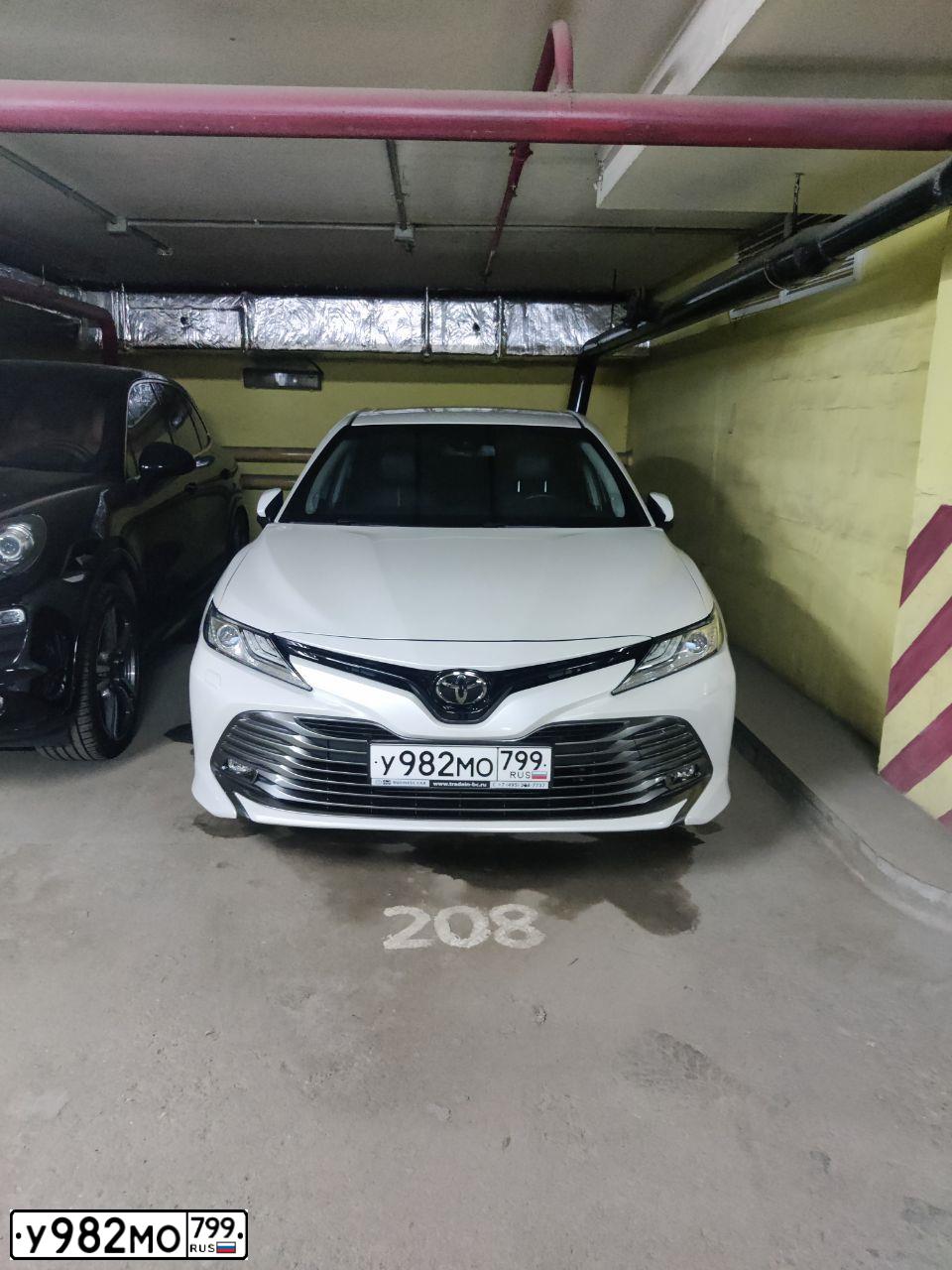 Фото автомобиля TOYOTA CAMRY, 2018 — госномер У982МО799. Цвет: БЕЛЫЙ ПЕРЛАМУТР