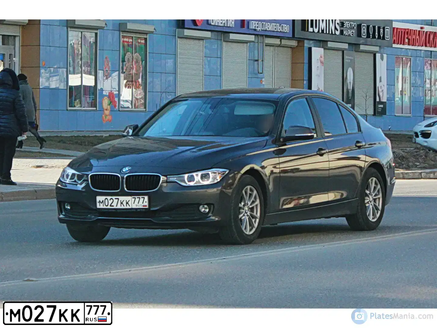 Фото автомобиля BMW SERIE 3, 2014 — госномер М027КК777. Цвет: Коричневый