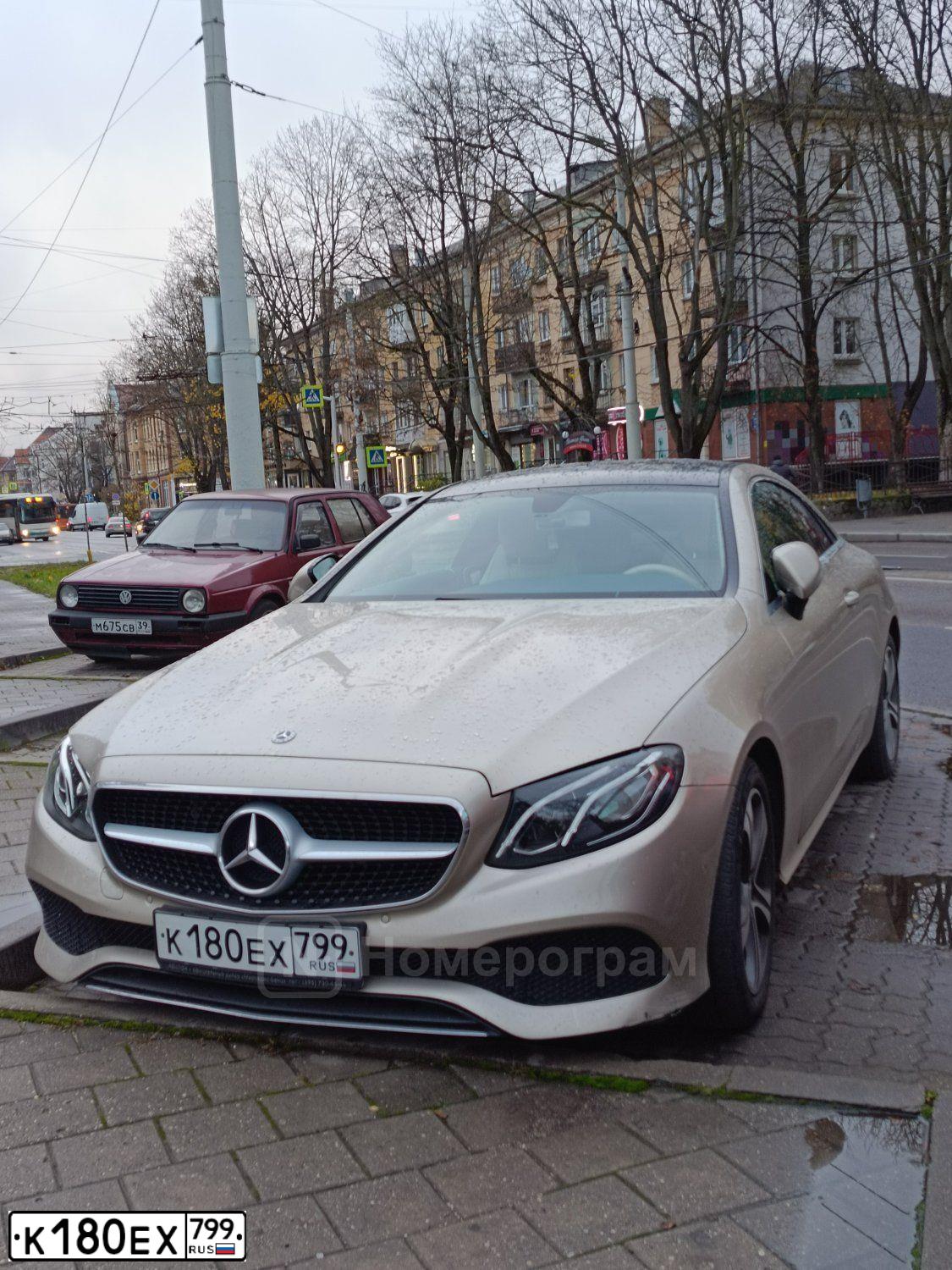 Фото автомобиля MERCEDES E-KLASSE, 2018 — госномер К180ЕХ799. Цвет: Серебристо-Желтый