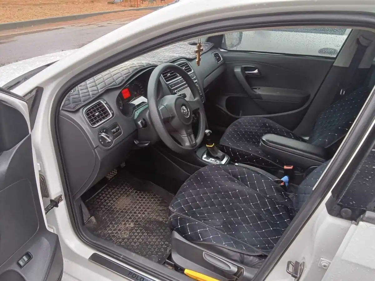 Фото автомобиля VOLKSWAGEN POLO, 2010 — госномер А348ТТ164. Цвет: Белый
