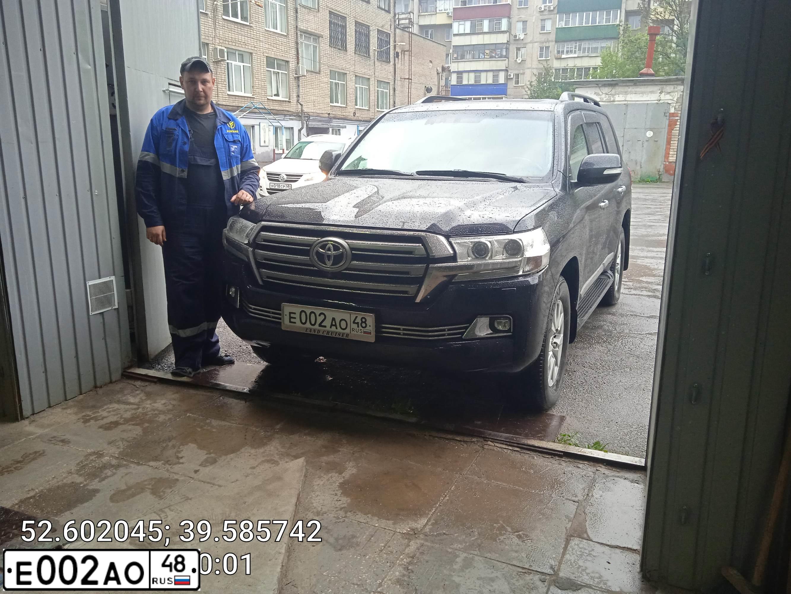 Фото автомобиля TOYOTA LANDCRUISER 200, 2015 — госномер Е002АО48. Цвет: ЧЕРНЫЙ