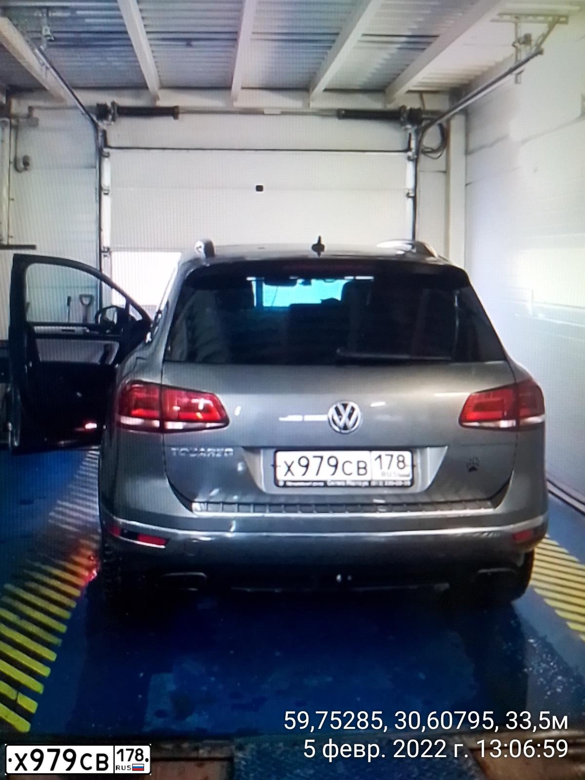 Фото автомобиля VOLKSWAGEN TOUAREG, 2017 — госномер Х979СВ178. Цвет: СЕРЫЙ
