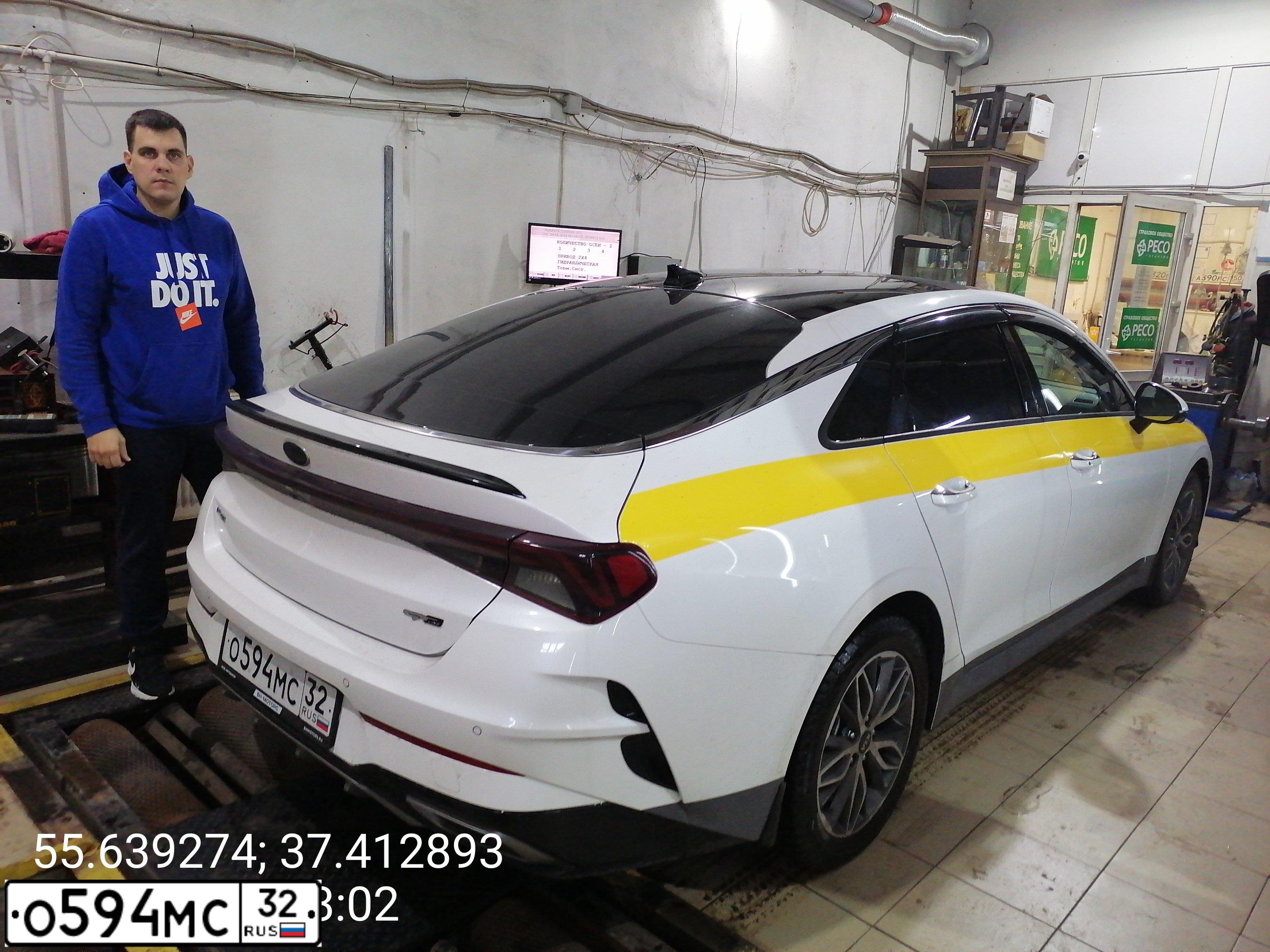Фото автомобиля KIA K5, 2021 — госномер О594МС32. Цвет: БЕЛЫЙ ЖЕЛТЫЙ СЕРЫЙ