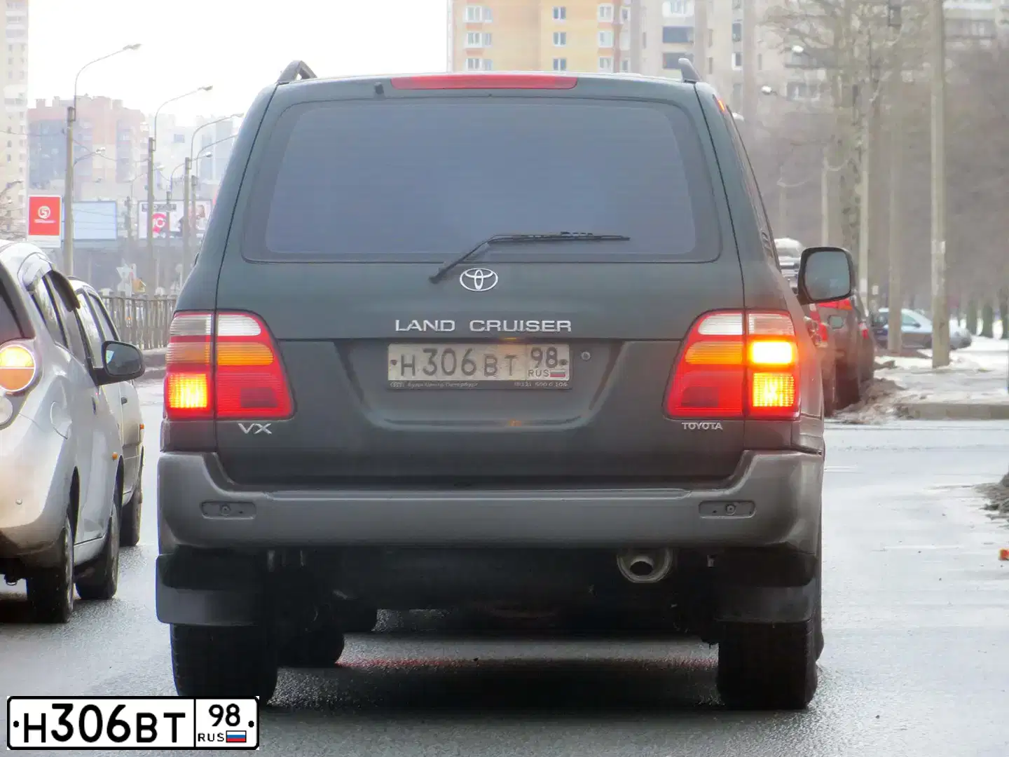 Фото автомобиля TOYOTA LANDCRUISER, 1999 — госномер К345КО38. Цвет: ЗЕЛЕНЫЙ
