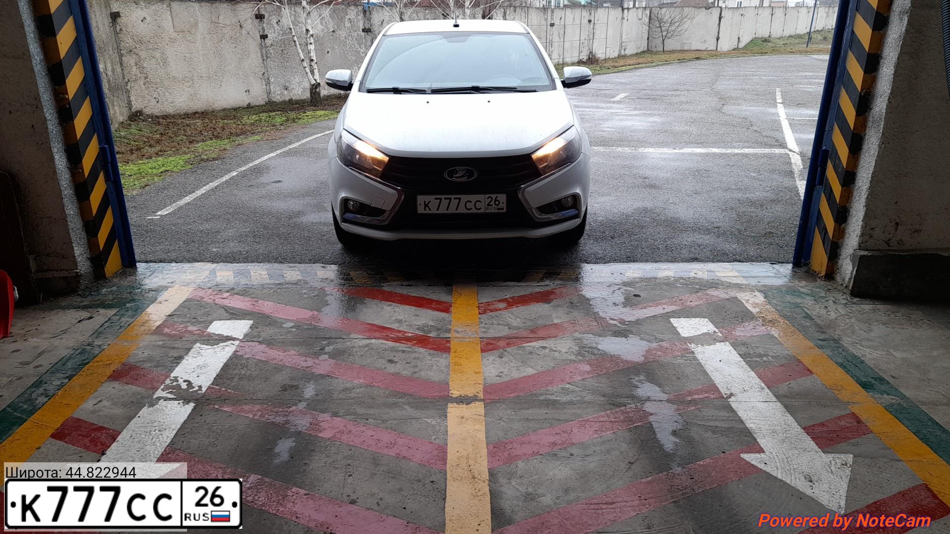 Фото автомобиля MERCEDES C-KLASSE, 2013 — госномер К777СС26. Цвет: Белый