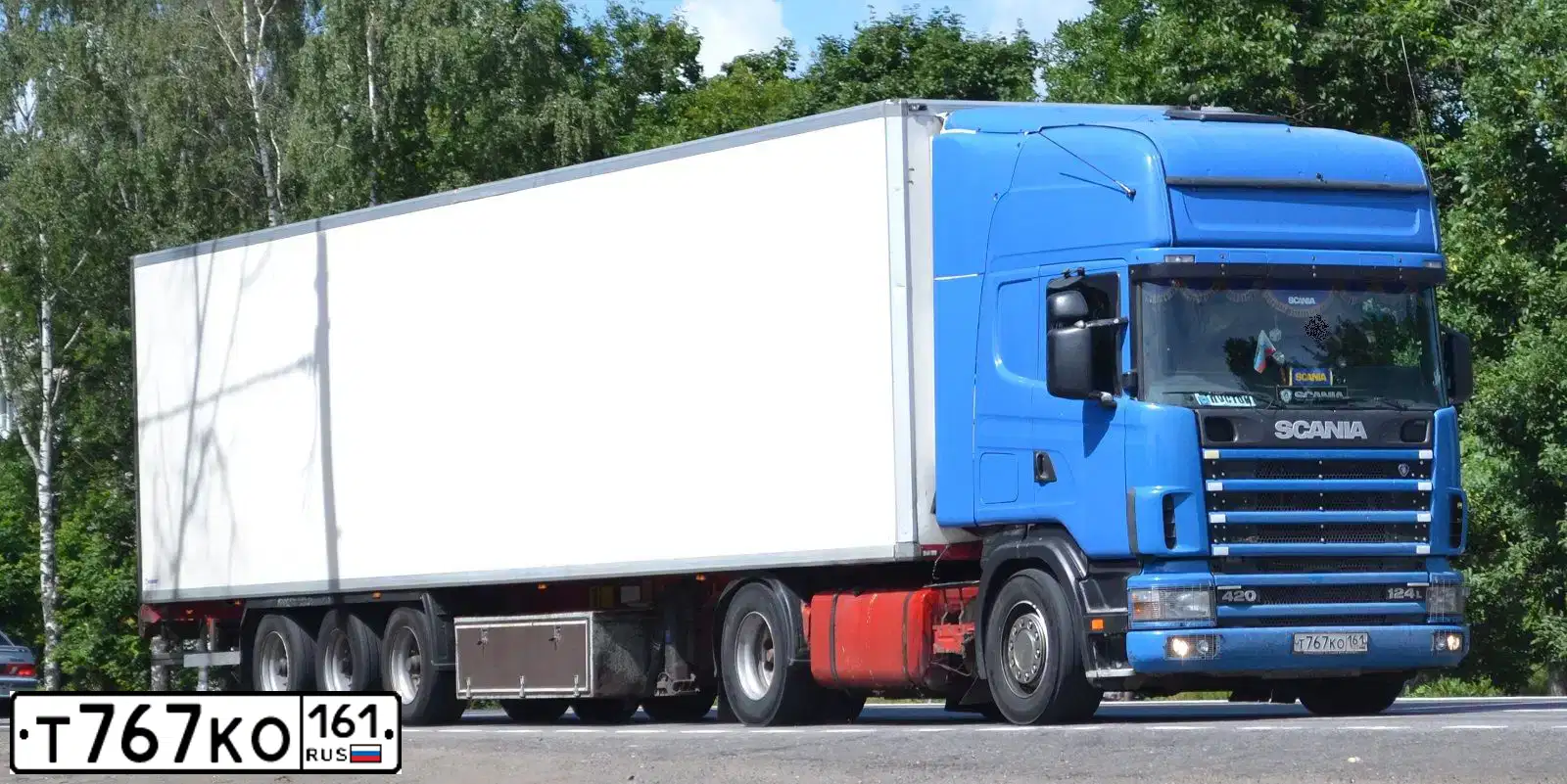 Фото автомобиля SCANIA SERIE R /4X2/, 2003 — госномер Т767КО161. Цвет: СИНИЙ