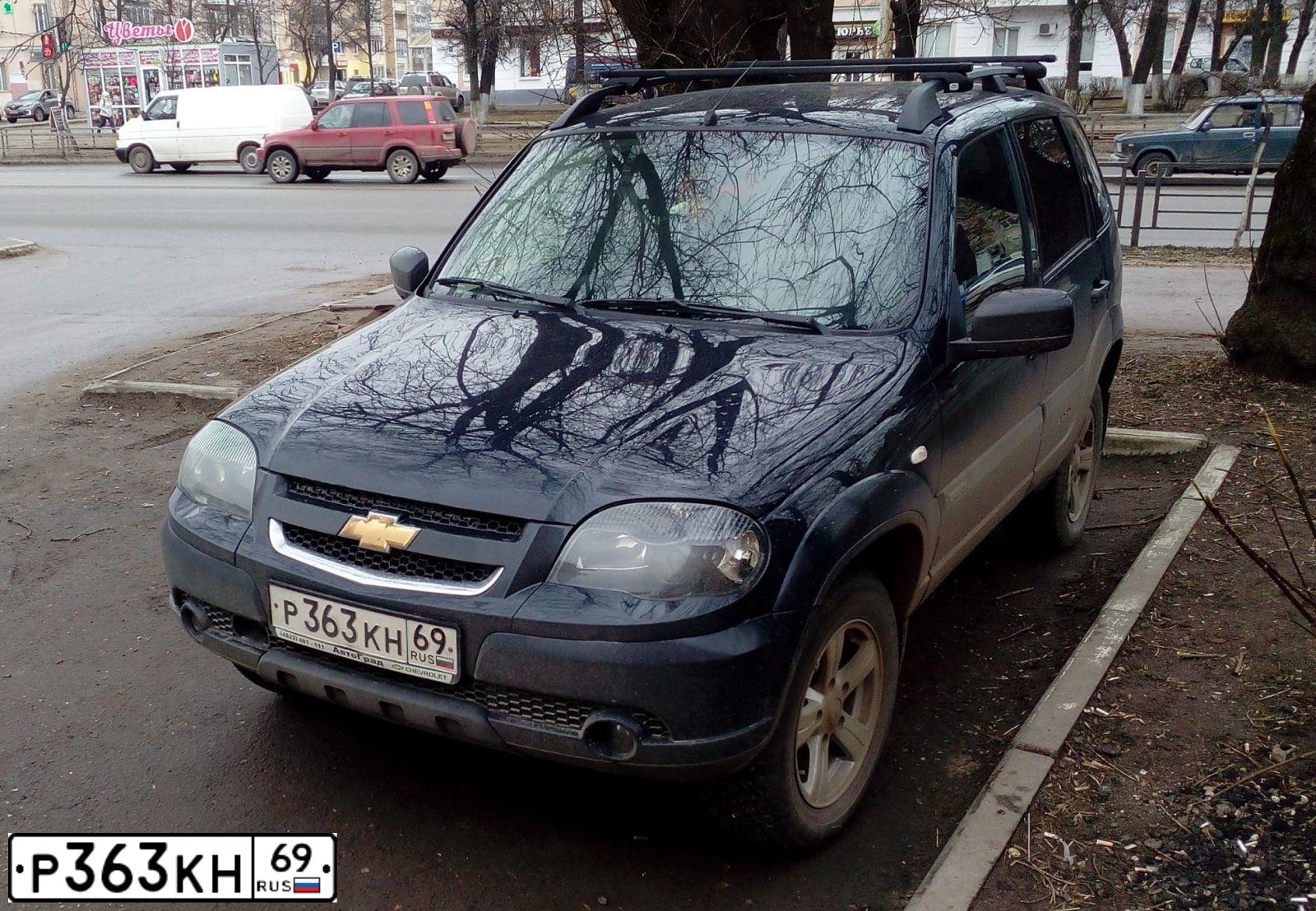 Фото автомобиля CHEVROLET NIVA, 2014 — госномер Р363КН69. Цвет: Черно-синий металлик