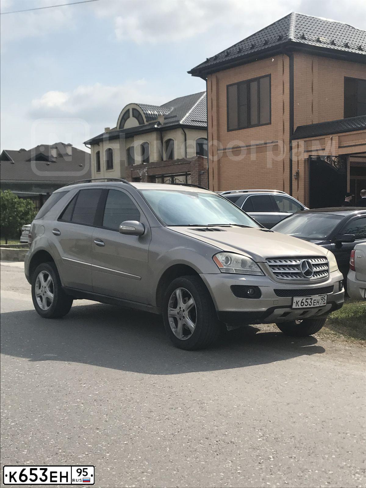 Фото автомобиля MERCEDES M-KLASSE, 2005 — госномер К080МО32. Цвет: БЕЛЫЙ (СЕРЕБРИСТЫЙ)