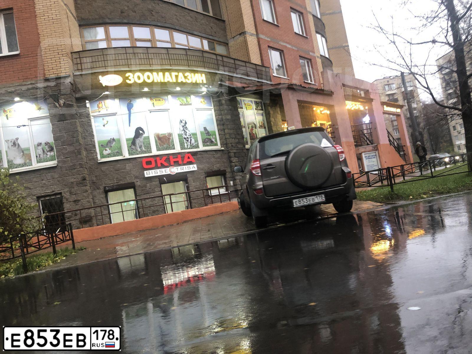 Фото автомобиля TOYOTA RAV4, 2010 — госномер Е853ЕВ178. Цвет: КОРИЧНЕВЫЙ