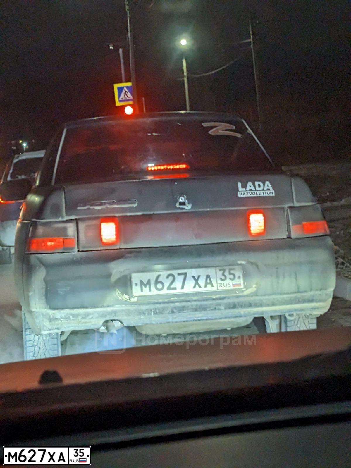 Фото автомобиля LADA 2110, 1999 — госномер М627ХА35. Цвет: СЕРЕБРИСТЫЙ ЖЕЛТО-ЗЕЛЕНЫЙ