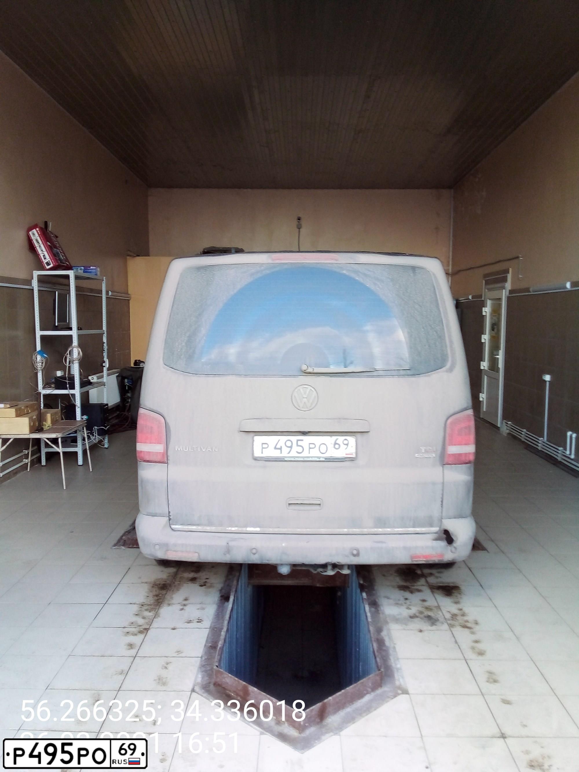 Фото автомобиля VOLKSWAGEN MULTIVAN, 2010 — госномер Р495РО69. Цвет: Коричневый