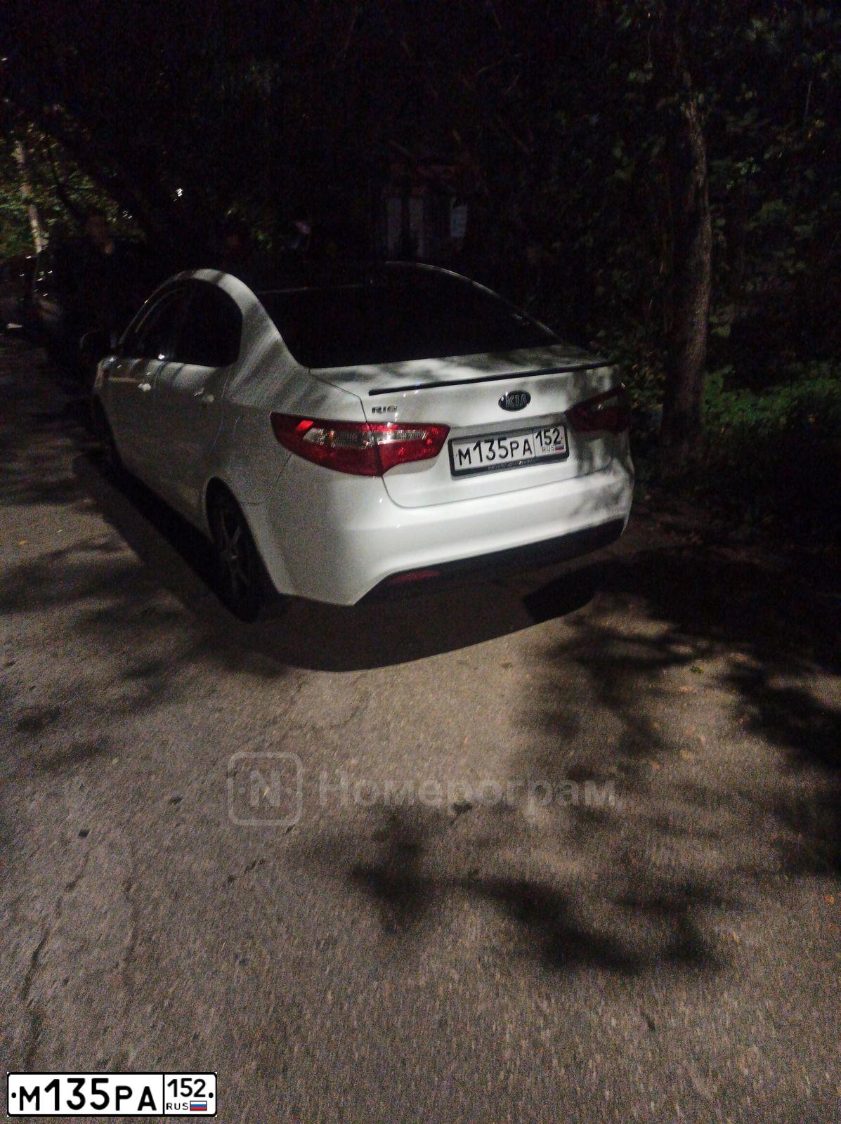 Фото автомобиля KIA RIO, 2013 — госномер М135РА152. Цвет: Белый