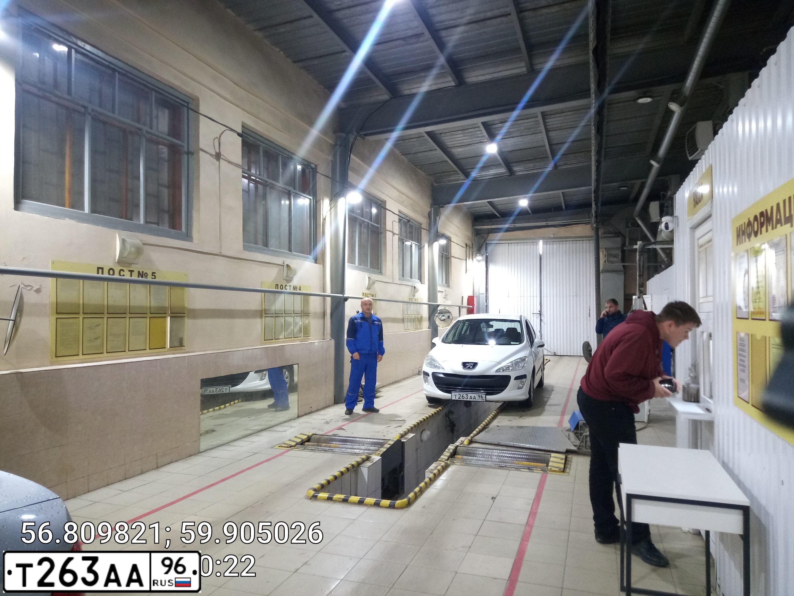 Фото автомобиля PEUGEOT 308, 2011 — госномер С282УЕ196. Цвет: Белый