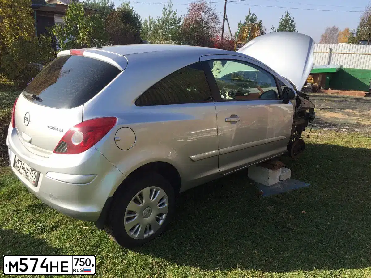 Фото автомобиля OPEL CORSA, 2007 — госномер М574НЕ750. Цвет: СЕРЫЙ