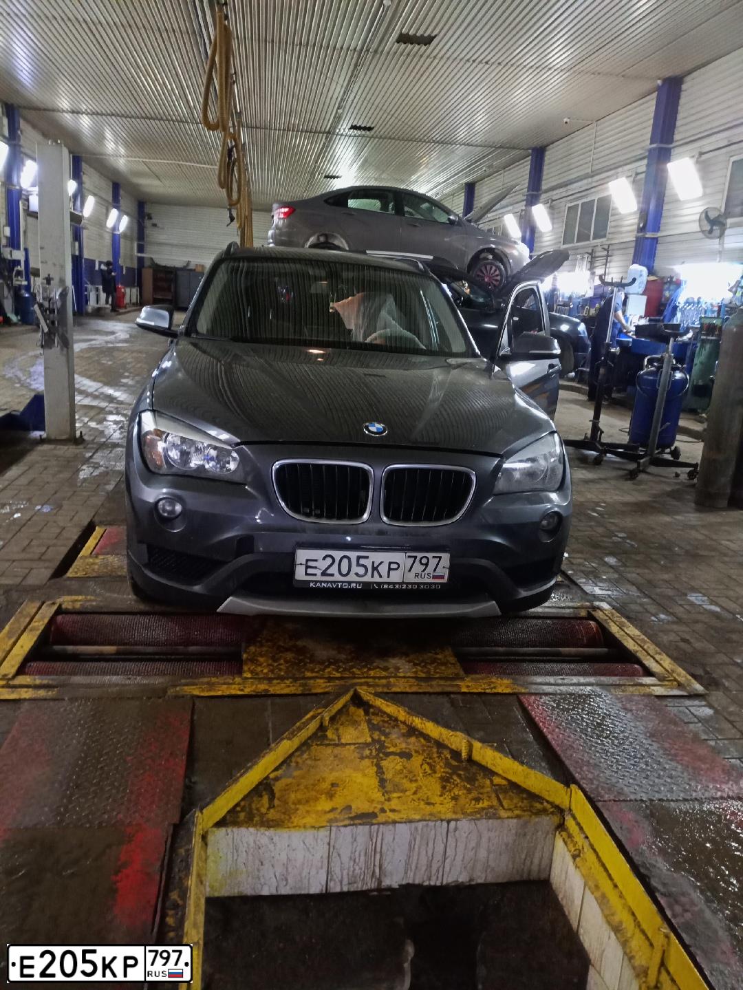 Фото автомобиля BMW X1, 2013 — госномер О858ВС716. Цвет: СЕРЫЙ МЕТАЛЛИК