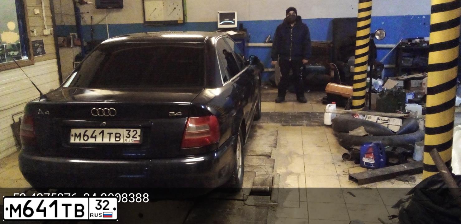 Фото автомобиля AUDI A4, 1998 — госномер М641ТВ32. Цвет: Темно-синий