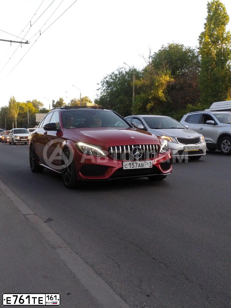 Фото автомобиля KIA RIO, 2014 — госномер Е761ТЕ161. Цвет: Серебристый