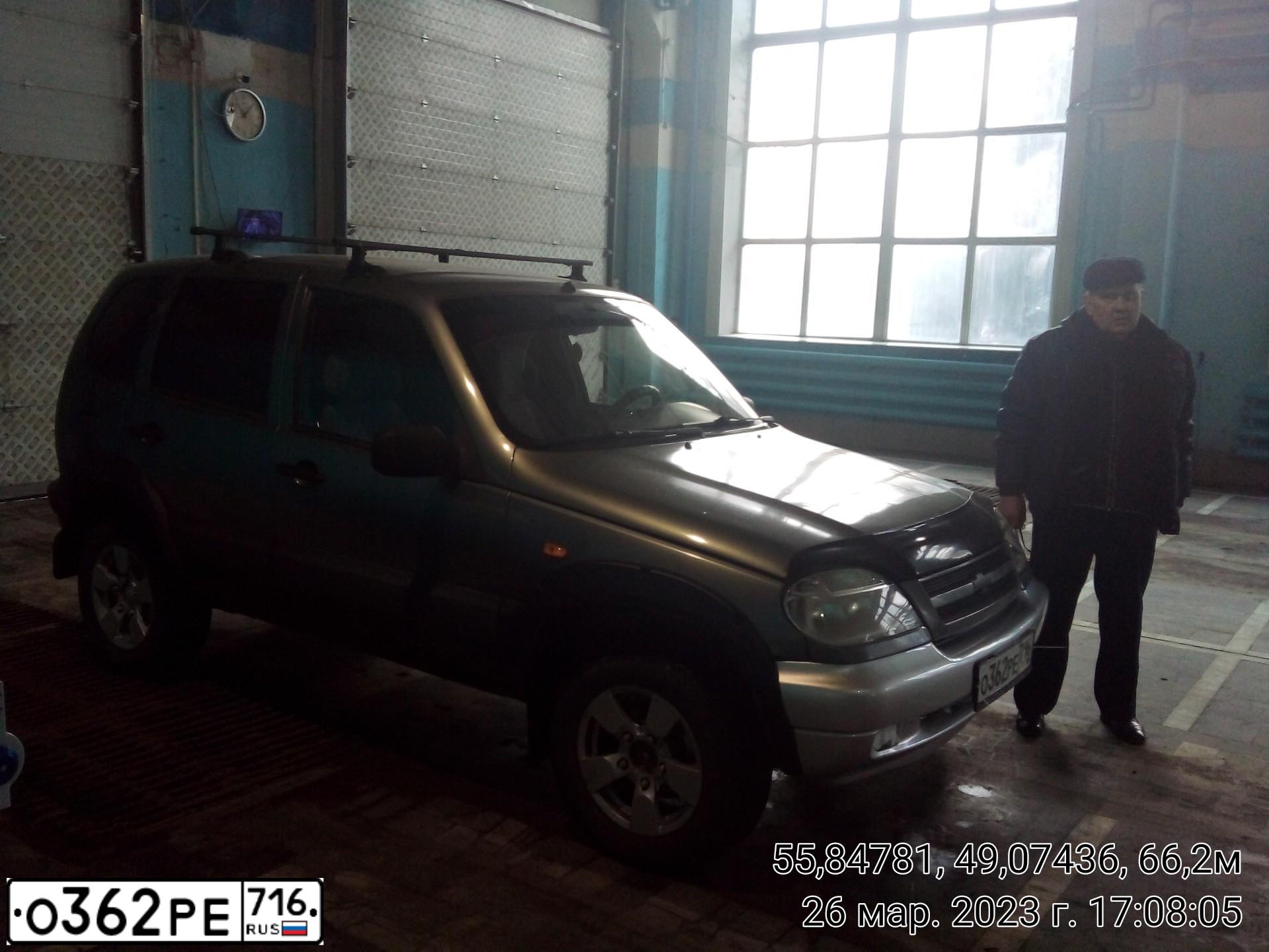 Фото автомобиля ШЕВРОЛЕ НИВА, 2004 — госномер М517ТЕ116. Цвет: Темно-серый металлик