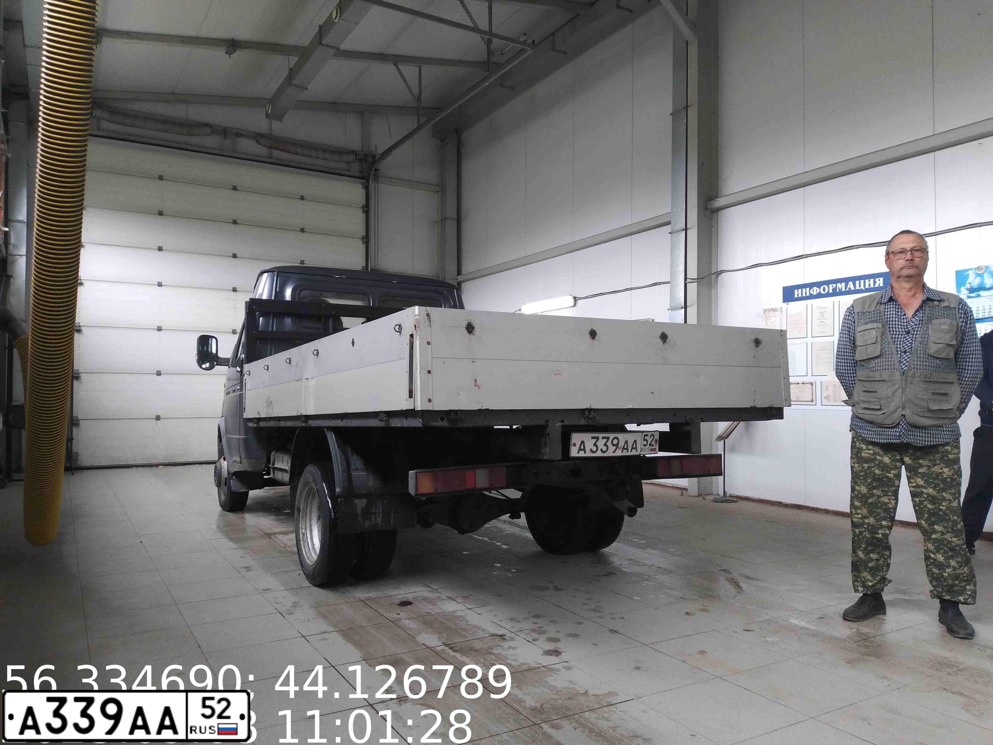 Фото автомобиля GAZ 3102 WOLGA, 2004 — госномер А373АА152. Цвет: СЕРЫЙ