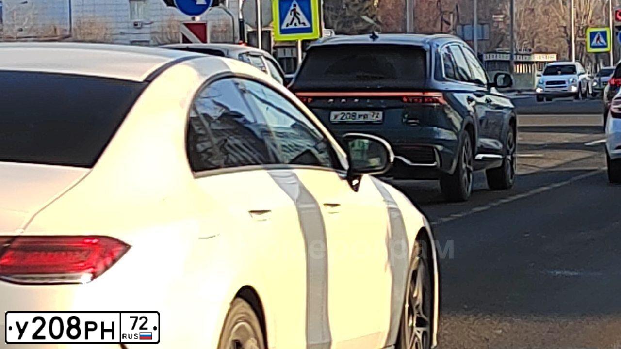 Фото автомобиля BMW SERIE 5, 2012 — госномер Р005МУ72. Цвет: синий