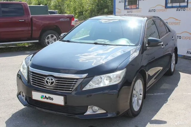 Фото автомобиля TOYOTA CAMRY, 2012 — госномер Х006РН72. Цвет: Темно-серый металлик
