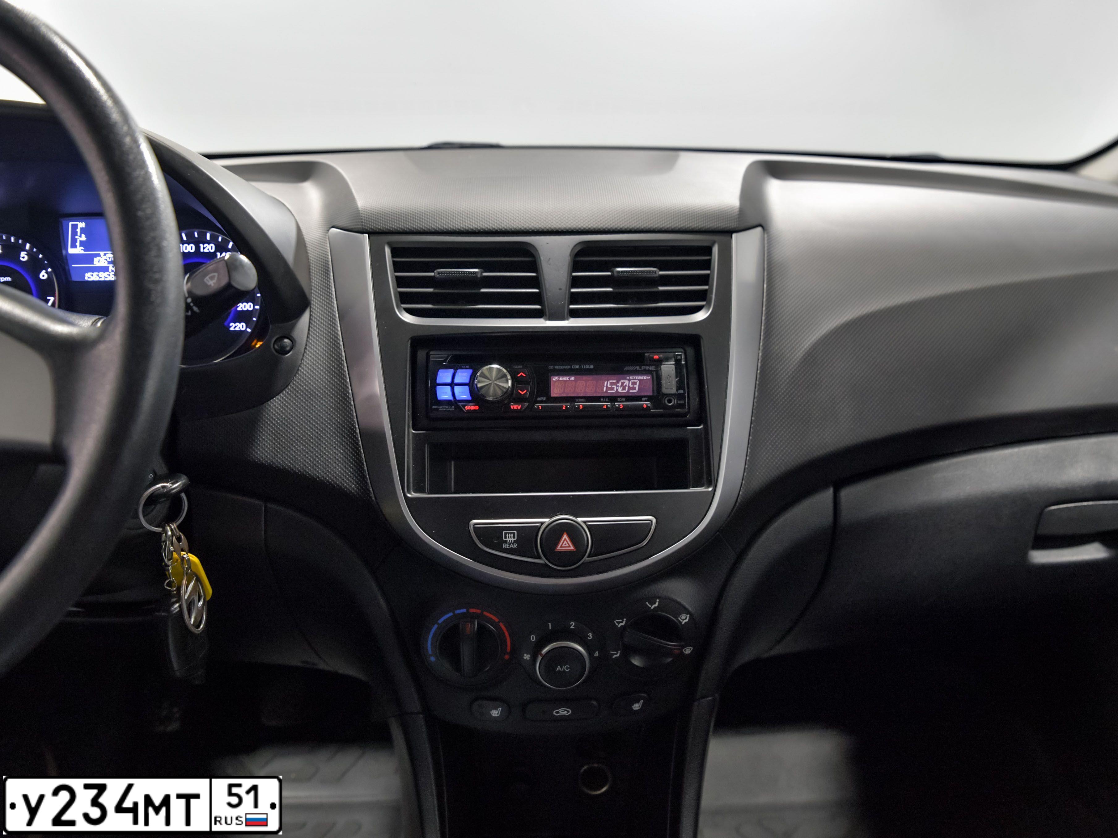 Фото автомобиля HYUNDAI SOLARIS, 2015 — госномер К429ТЕ164. Цвет: темно-серый