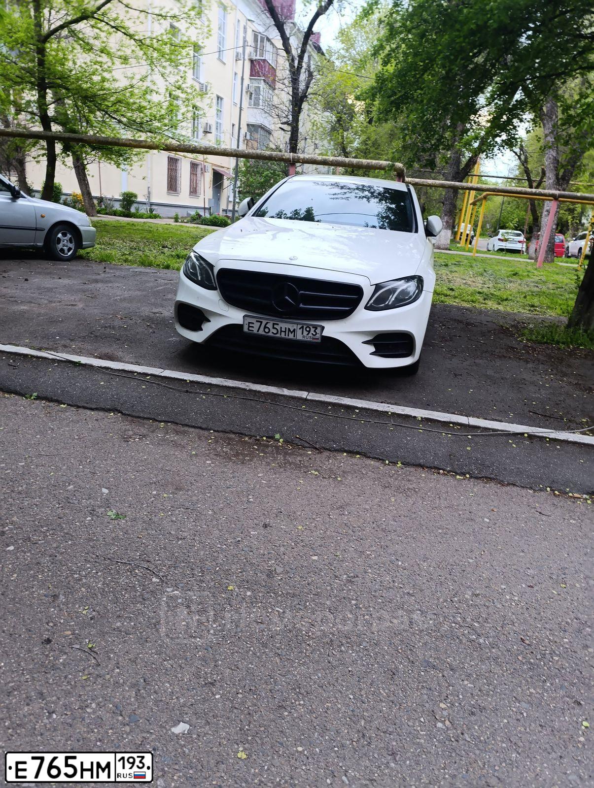 Фото автомобиля MERCEDES E-KLASSE, 2019 — госномер М100ЕМ123. Цвет: Белый