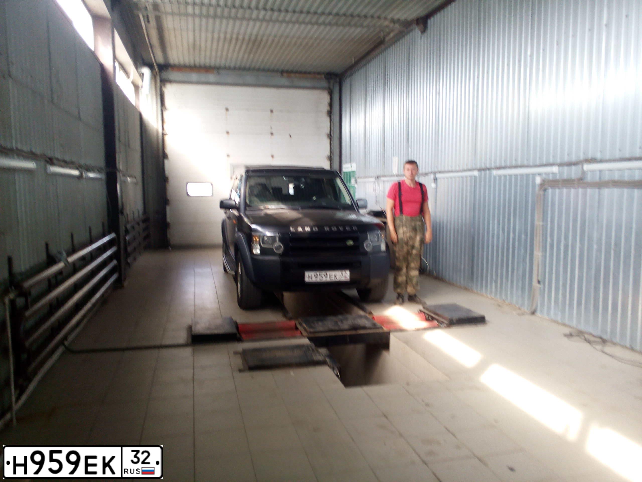 Фото автомобиля LANDROVER DISCOVERY, 2007 — госномер О692ТВ790. Цвет: ЧЕРНЫЙ