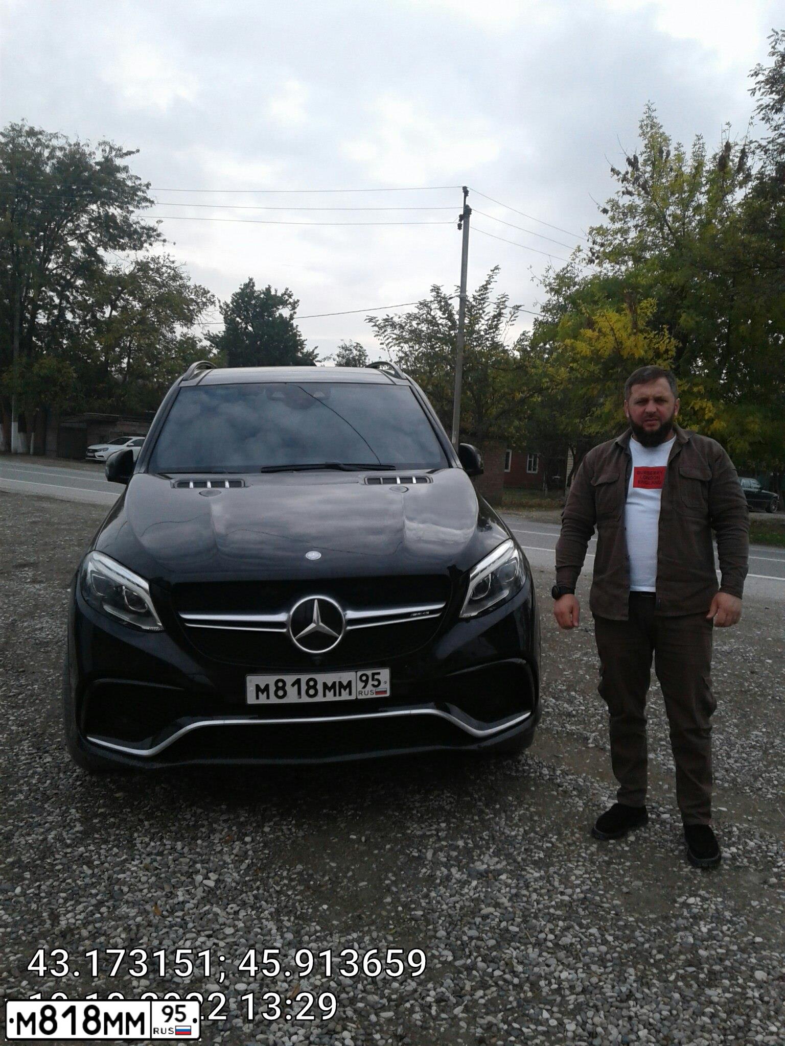 Фото автомобиля MERCEDES GLE-KLASSE, 2016 — госномер Е001ОН750. Цвет: ЧЕРНЫЙ