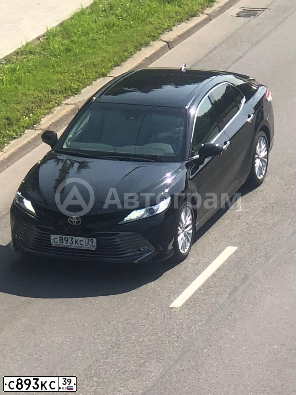 Фото автомобиля TOYOTA CAMRY, 2019 — госномер С893КС39. Цвет: ЧЕРНЫЙ МЕТАЛЛИК