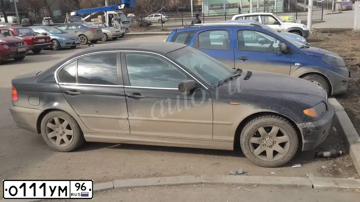 Фото автомобиля PORSCHE CAYENNE, 2004 — госномер О111УМ96. Цвет: СИНИЙ