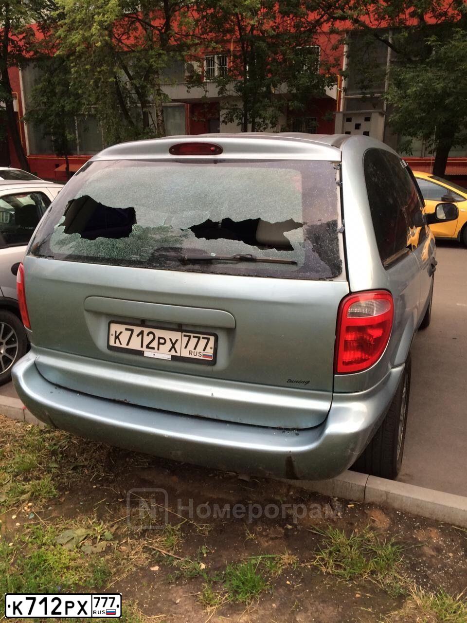 Фото автомобиля DODGE /GRAND/ CARAVAN, 2003 — госномер К712РХ777. Цвет: голубой