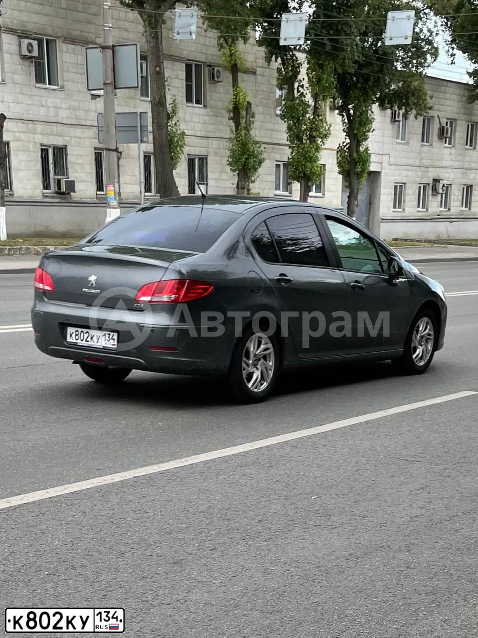 Фото автомобиля PEUGEOT 408, 2013 — госномер К802КУ134. Цвет: СЕРЫЙ