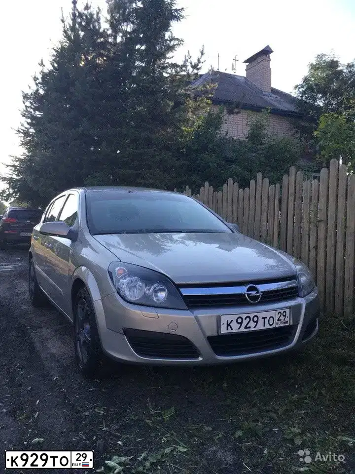 Фото автомобиля OPEL ASTRA, 2006 — госномер К929ТО29. Цвет: БЕЖЕВО-СЕРЫЙ