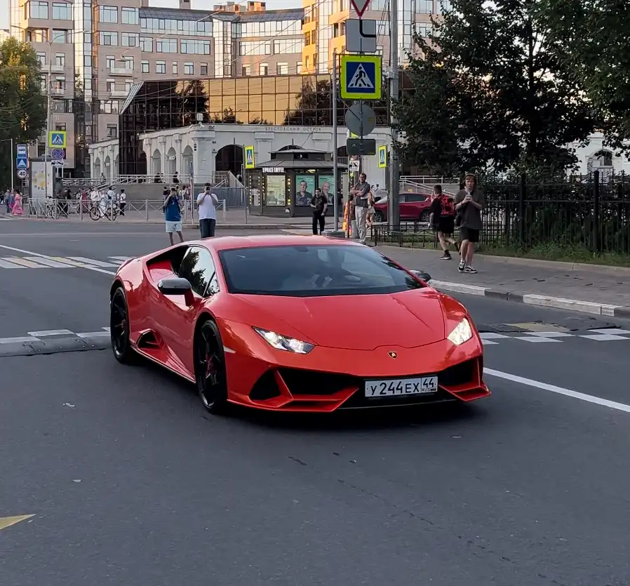 Фото автомобиля LAMBORGHINI HURACAN, 2020 — госномер У244ЕХ44. Цвет: Оранжевый