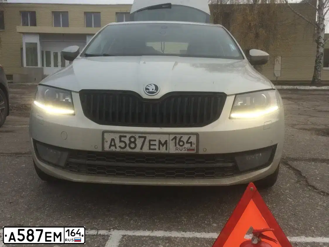 Фото автомобиля SKODA OCTAVIA, 2014 — госномер Е020КА774. Цвет: СЕРЕБРИСТО ЖЕЛТЫЙ