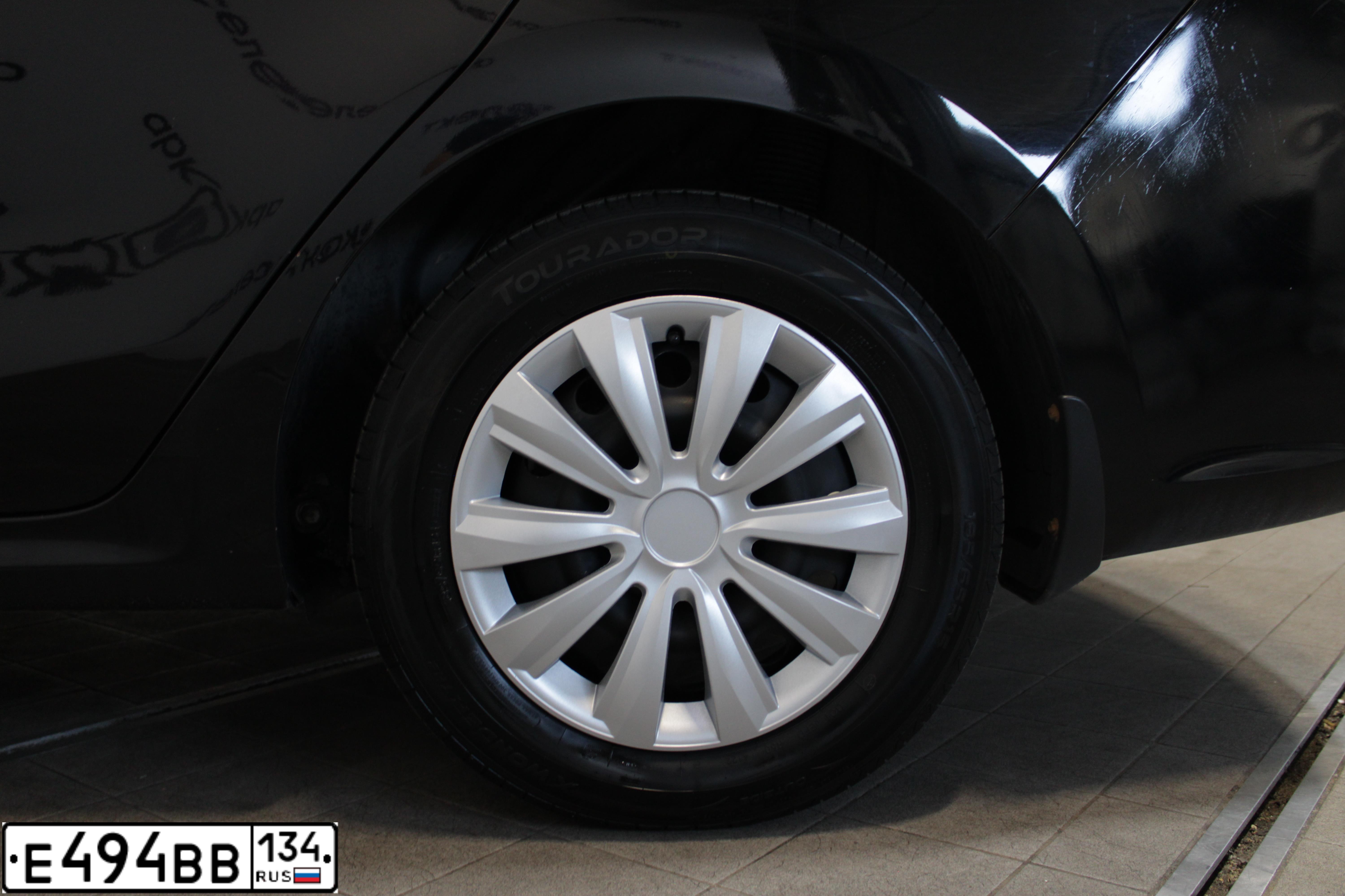 Фото автомобиля KIA RIO, 2017 — госномер Е494ВВ134. Цвет: ЧЕРНЫЙ