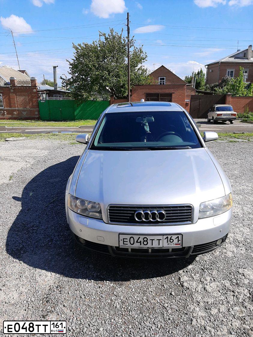 Фото автомобиля AUDI A4, 2003 — госномер Е048ТТ161. Цвет: БЕЛЫЙ (СЕРЕБРИСТЫЙ)
