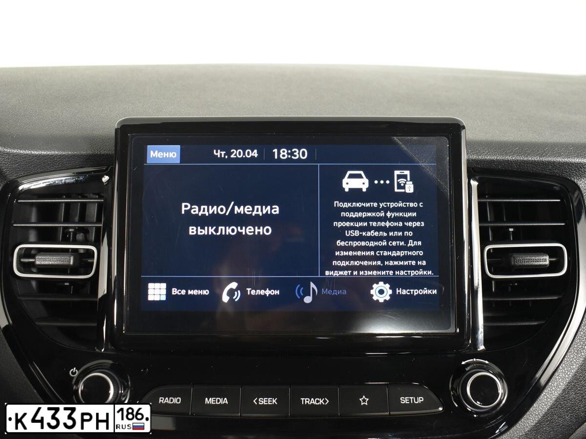 Фото автомобиля HYUNDAI SOLARIS, 2022 — госномер Р129ВТ186. Цвет: Белый