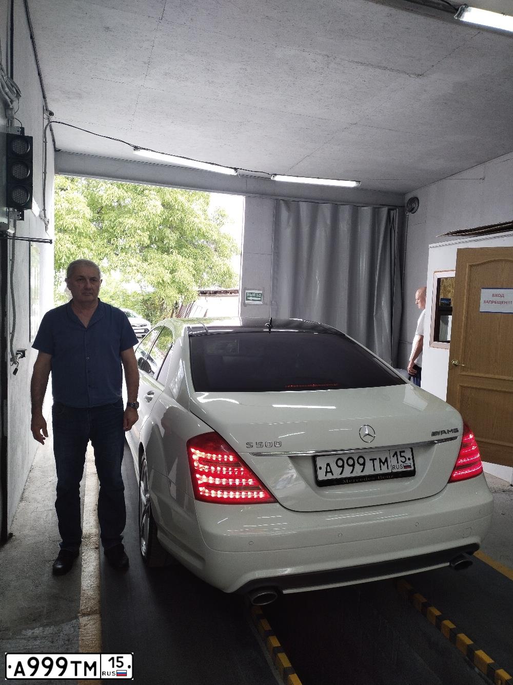 Фото автомобиля MERCEDES S-KLASSE, 2007 — госномер С600СС15. Цвет: Белый