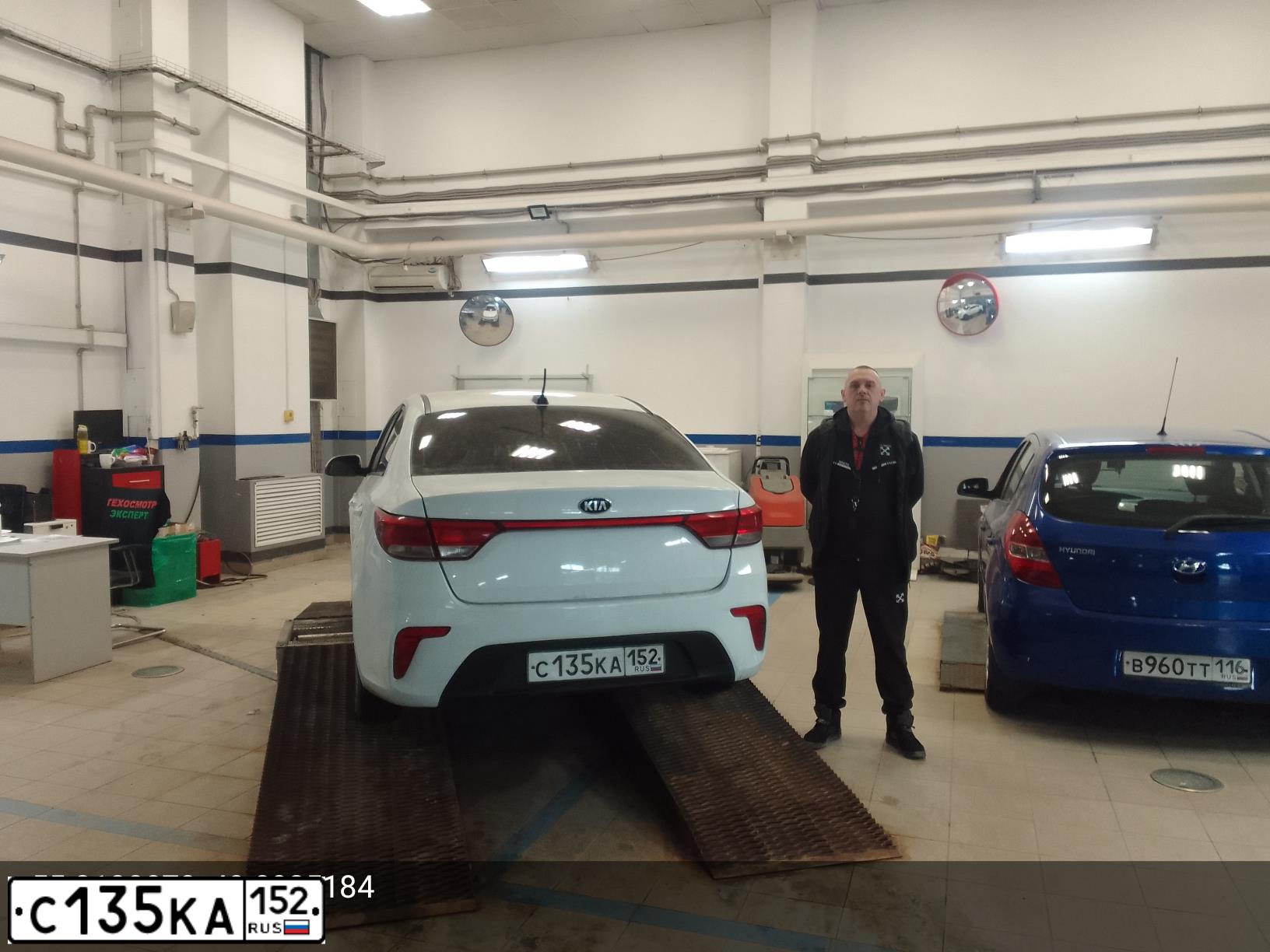 Фото автомобиля KIA RIO, 2017 — госномер С135КА152. Цвет: БЕЛЫЙ