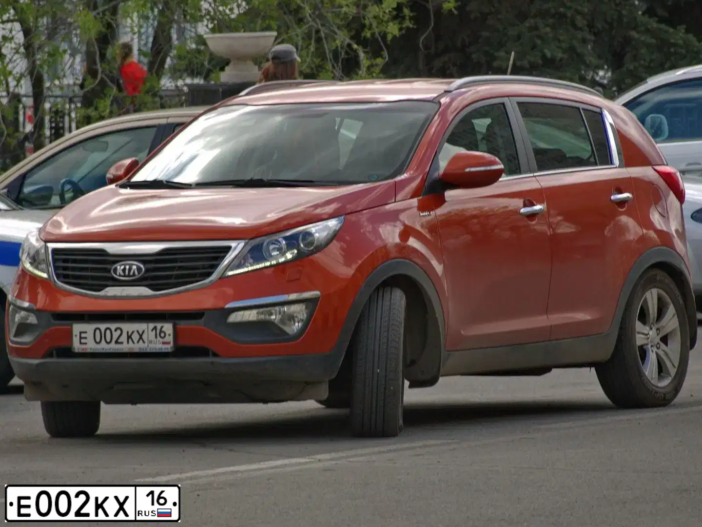 Фото автомобиля KIA SPORTAGE, 2011 — госномер Е002КХ16. Цвет: ОРАНЖЕВЫЙ