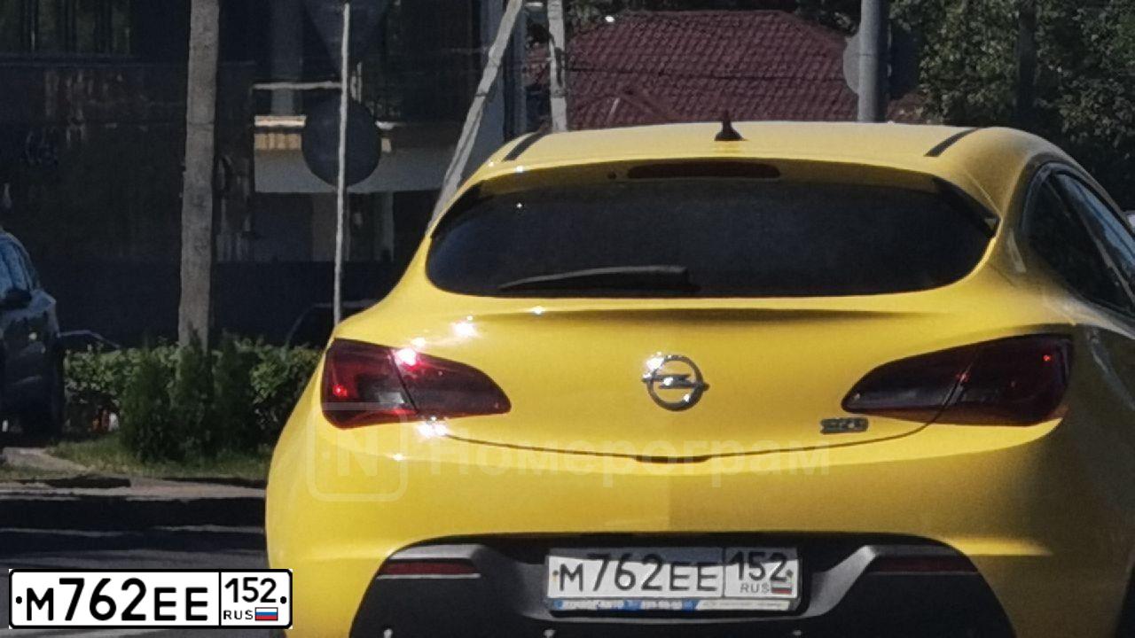 Фото автомобиля OPEL ASTRA, 2013 — госномер С030КА198. Цвет: Белый