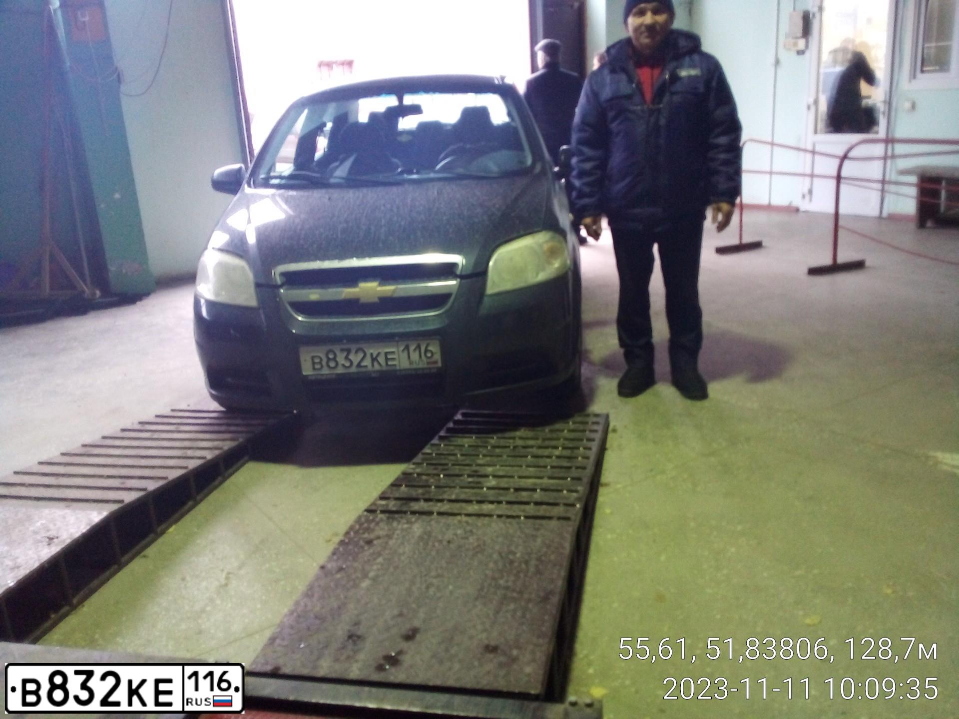 Фото автомобиля CHEVROLET AVEO, 2010 — госномер В832КЕ116. Цвет: ЧЕРНЫЙ