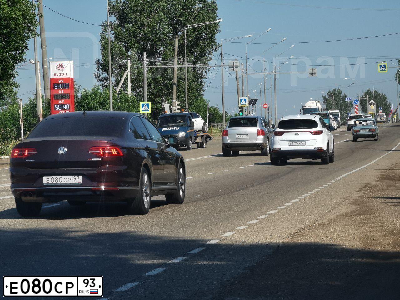 Фото автомобиля VOLKSWAGEN PASSAT, 2016 — госномер Е080СР93. Цвет: БОРДОВЫЙ