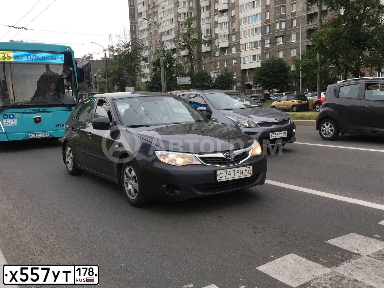 Фото автомобиля KIA RIO, 2017 — госномер Х557УТ178. Цвет: Серый