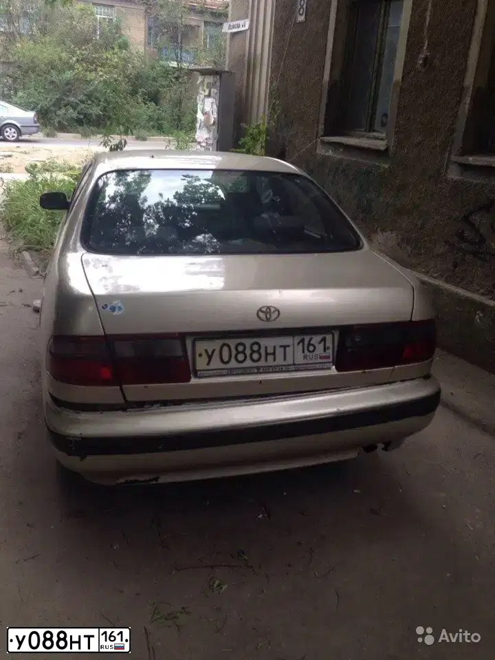 Фото автомобиля TOYOTA CARINA, 1995 — госномер У088НТ161. Цвет: БЕЖЕВЫЙ