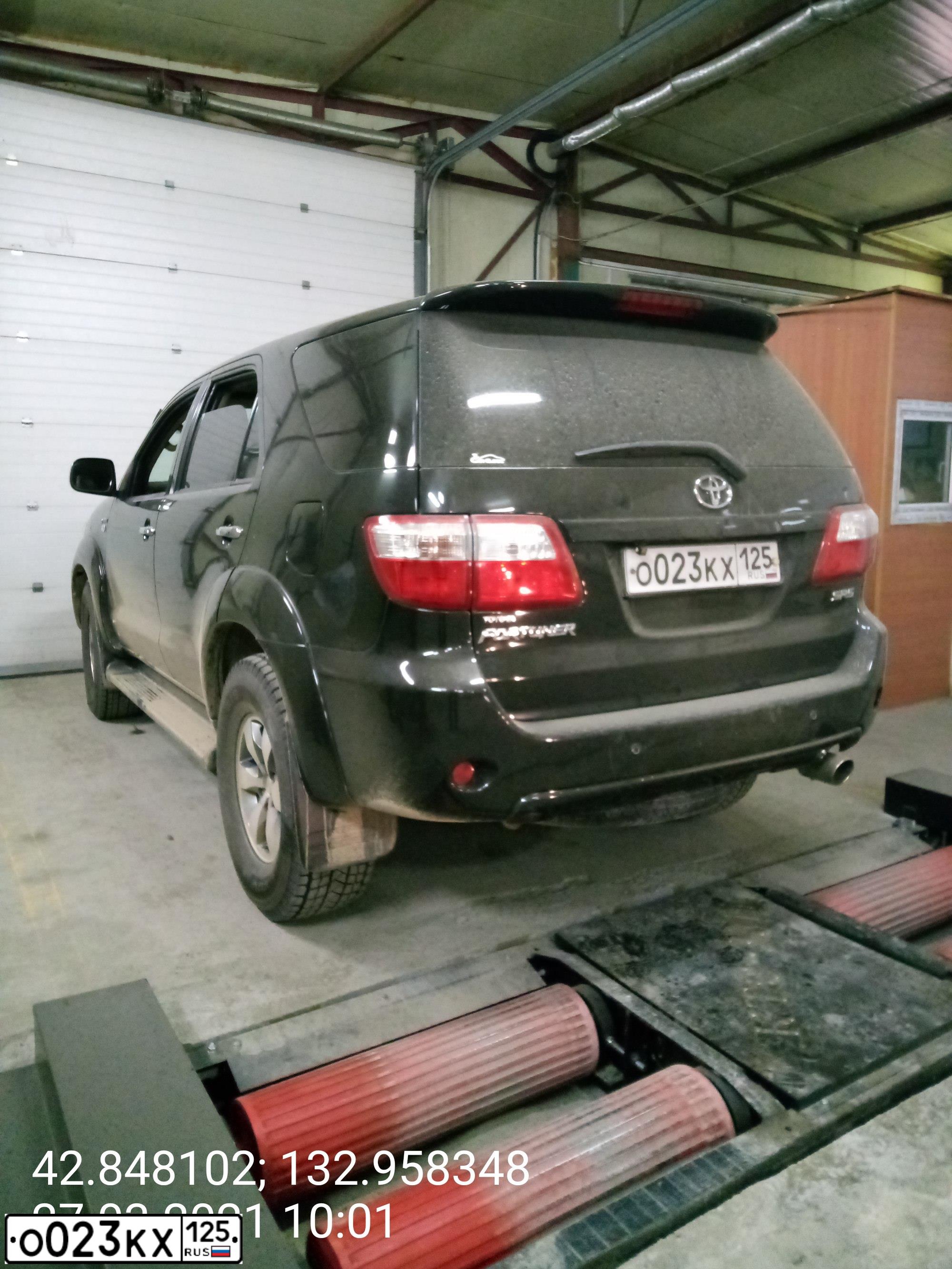 Фото автомобиля TOYOTA FORTUNER, 2010 — госномер Н900ЕС138. Цвет: ЧЕРНЫЙ